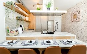 The White Apartment - Free Parking